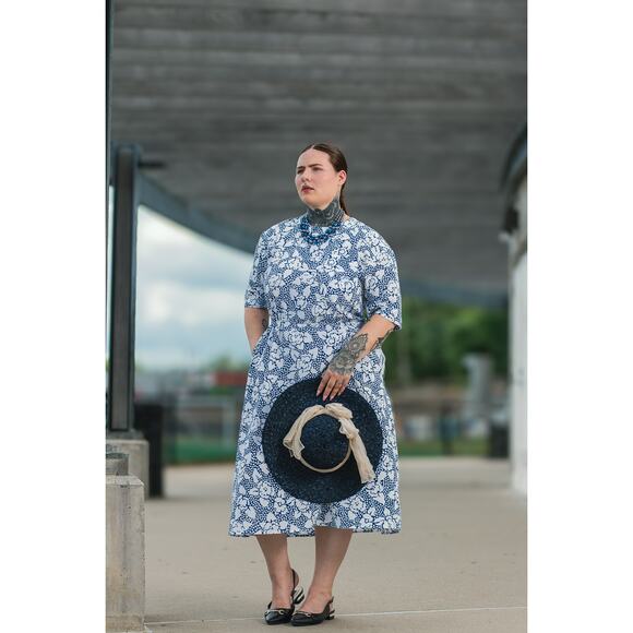Vintage Short Sleeve Blue and White Floral Dress - Picture 5 of 6
